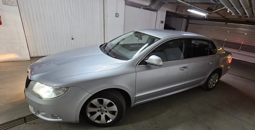 Skoda Superb cena 29900 przebieg: 308000, rok produkcji 2013 z Wrocław małe 172